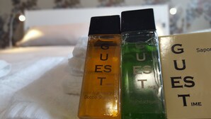 Three bottles of shampoo labeled 'GUEST TIME' on a white surface. - Verona4rent Giulia (Verona)