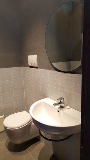 Apartment, 1 Bedroom | Bathroom | Shower, free toiletries, hair dryer, bidet