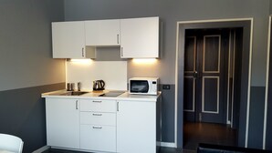 A compact kitchenette with a microwave, kettle, and sink. - Verona4rent Giulia (Verona)