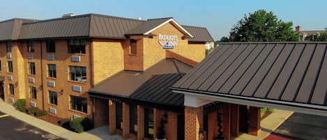 A brick building with a sign reading "Patriots Inn."