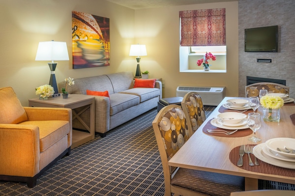 Flat-screen TV, fireplace, DVD player