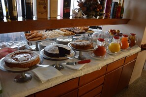 Tägliches inbegriffenes kontinentales Frühstück