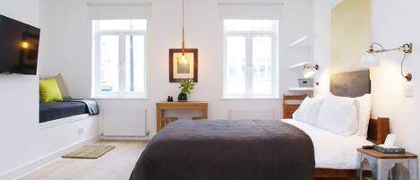 Studio | Living area | Flat-screen TV