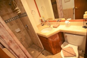 Family Apartment, 2 Bedrooms, Kitchen, Pool View | Bathroom | Combined shower/tub, free toiletries, towels - Apartment with pool view RinconadaDelSol (Playa del Carmen)