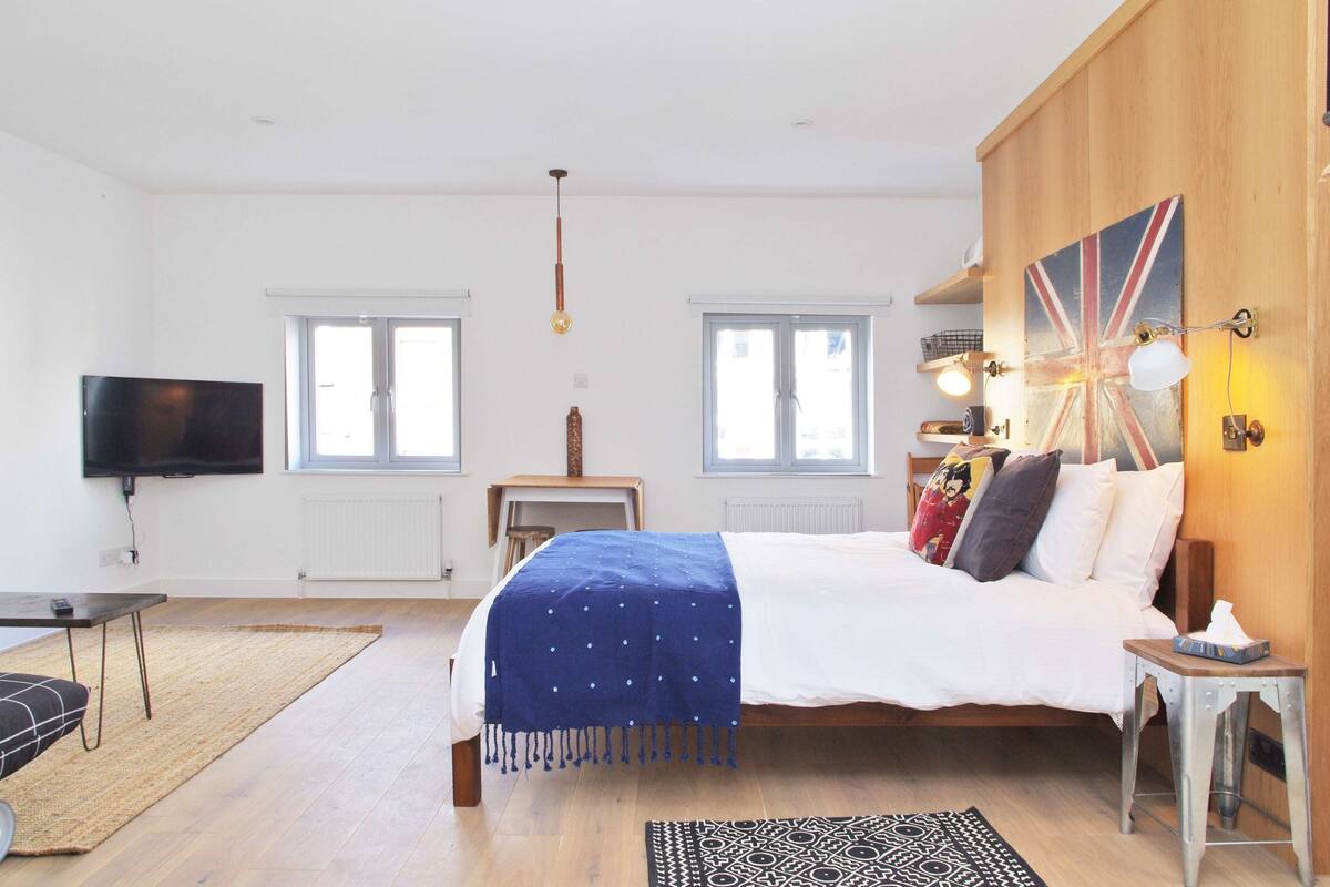Studio | Living area | Flat-screen TV