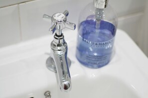 Apartment, 2 Bedrooms | Bathroom | Shower, free toiletries, hair dryer, towels - The London Agent Fulham Hurlingham (London)
