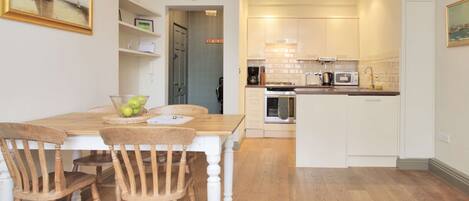 Apartment, 2 Bedrooms | In-room dining