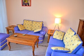 Apartamento, 2 quartos, sacada | Sala de estar | TV de tela plana