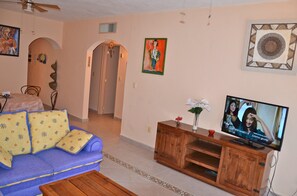 Departamento, 2 habitaciones, balcón | Sala de estar | Televisión de pantalla plana 