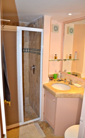 Apartment, 2 Bedrooms, Balcony | Bathroom | Separate tub and shower, free toiletries, towels