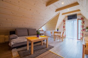 Habitació quàdruple (2 single and sofa) | Sala d'estar | Televisor de pantalla plana