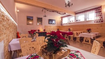 Daily to-go breakfast (PLN 40.00 per person)
