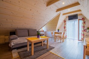Family Suite, 2 Bathrooms | Living area - Willa Trebunia (Zakopane)