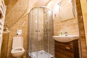 Family Suite, 2 Bathrooms | Bathroom | Shower, free toiletries, hair dryer, heated floors - Willa Trebunia (Zakopane)