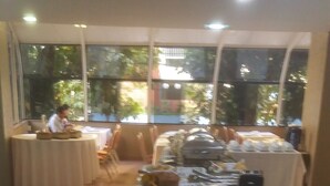 Un'attrezzatura per buffet con diversi cibi e piatti impilati.