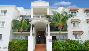 Vista frontal de la propiedad