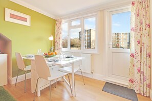 In-room dining - Brunswick Fab Pad | By My Getaways (Hove)