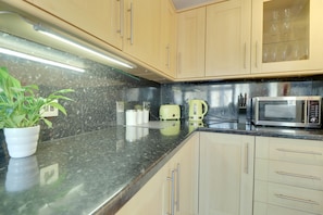 Private kitchen | Full-sized fridge, microwave, oven, stovetop