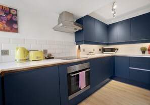 Grand réfrigérateur, micro-ondes, four, plaque de cuisson