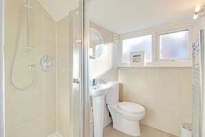Badezimmer | Dusche, Haartrockner, Handtücher, Toilettenpapier