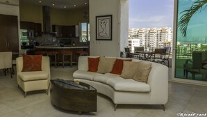 Penthouse Mewah, 2 kamar tidur, akses difabel, pemandangan laut sebagian | 1 kamar tidur, brankas, setrika/meja setrika, dan Wi-Fi gratis