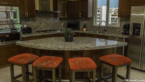 Penthouse Mewah, 2 kamar tidur, akses difabel, pemandangan laut sebagian | Dapur pribadi | Mesin pembuat kopi/teh, lemari es besar, microwave, dan oven