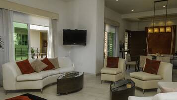 Penthouse de lujo, 2 habitaciones, con acceso para personas discapacitadas, vista parcial al océano | 1 habitación y caja de seguridad en la habitación