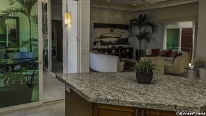 Penthouse Mewah, 2 kamar tidur, akses difabel, pemandangan laut sebagian | 1 kamar tidur, brankas, setrika/meja setrika, dan Wi-Fi gratis