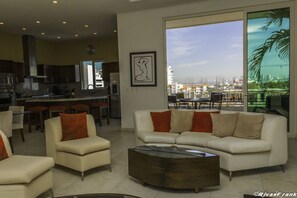 Luxury-Penthouse, 2 Schlafzimmer, barrierefrei, eingeschränkter Meerblick | 1 Schlafzimmer, Zimmersafe, Bügeleisen/Bügelbrett, kostenloses WLAN