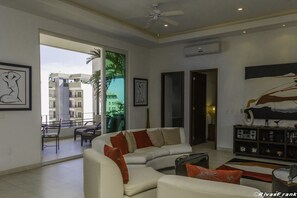 Luxury-Penthouse, 2 Schlafzimmer, barrierefrei, eingeschränkter Meerblick | 1 Schlafzimmer, Zimmersafe, Bügeleisen/Bügelbrett, kostenloses WLAN