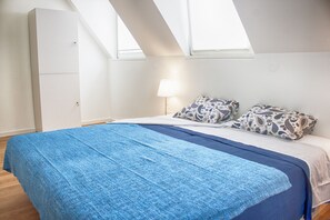 In-room safe, soundproofing, iron/ironing board, free WiFi