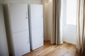 Shared Dormitory, Mixed Dorm (4/6 beds) | In-room safe, soundproofing, iron/ironing board, free WiFi