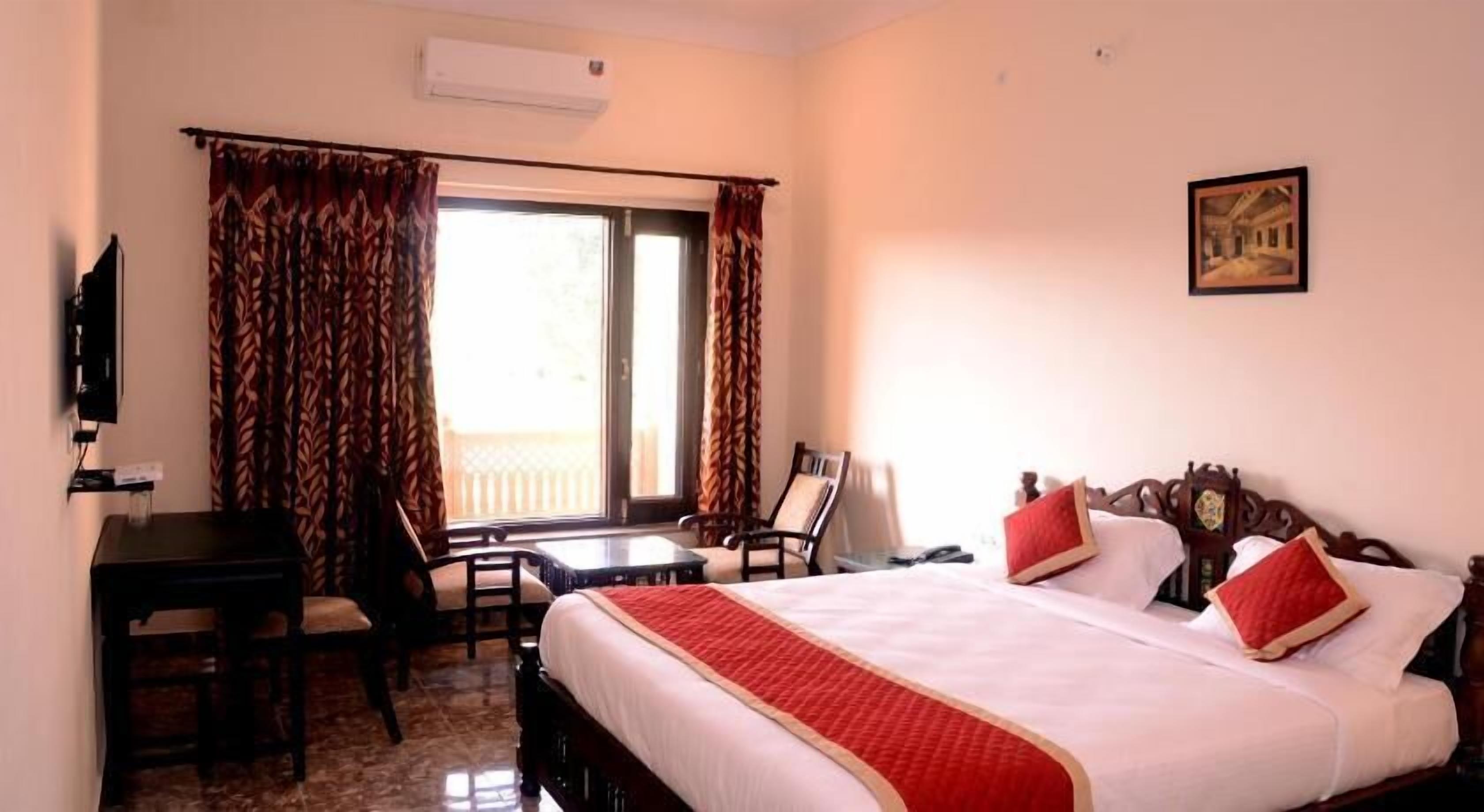 Desk, free WiFi, bed sheets