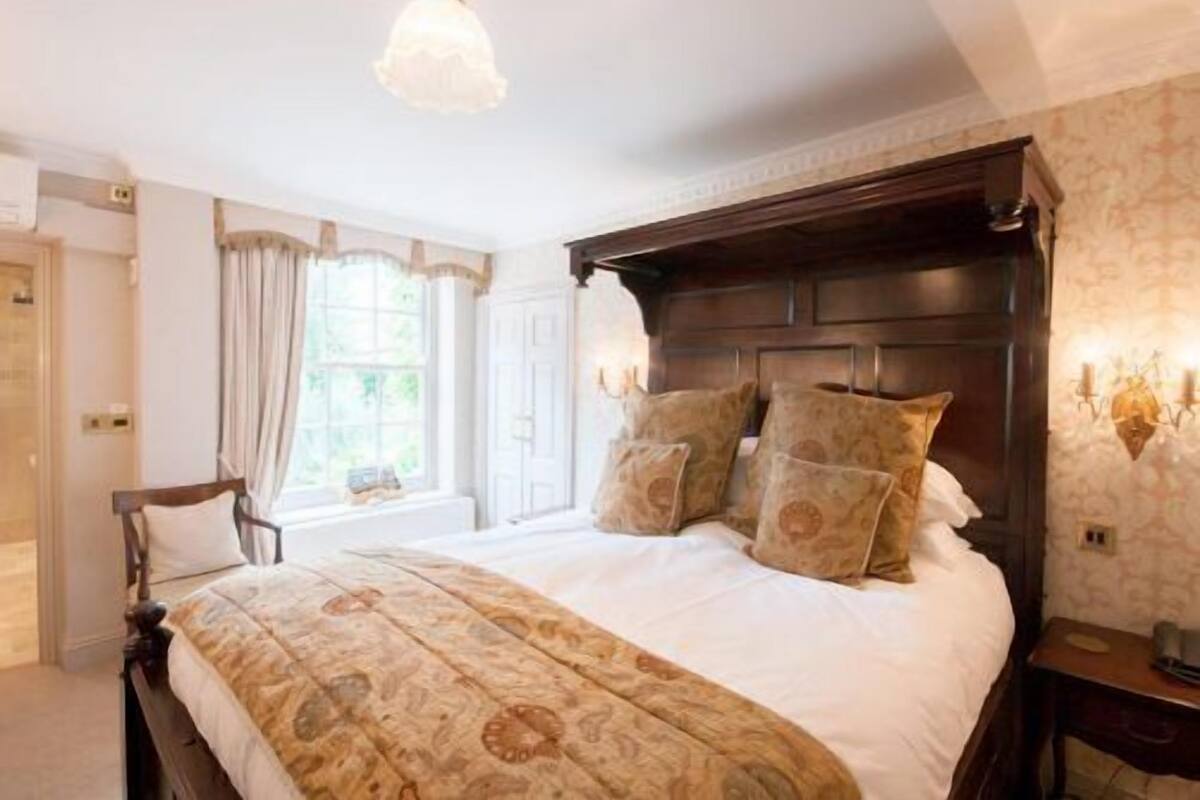Classic Double Room | Minibar, in-room safe, individually decorated, individually furnished