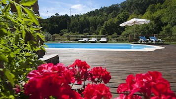 2 piscines extérieures, parasols de plage, chaises longues