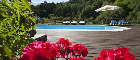 2 piscines extérieures, parasols de plage, chaises longues