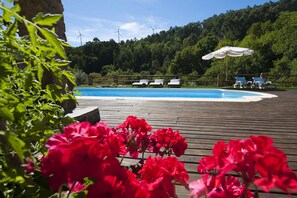 2 outdoor pools, pool umbrellas, pool loungers - Mountain Whisper (Miranda do Corvo)