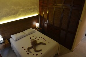 2 habitaciones, caja de seguridad en la habitación y escritorio 