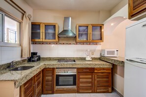 Departamento superior, 2 habitaciones, balcón | Cocina privada | Refrigerador, microondas, parrilla de estufa y utensilios de cocina 