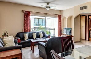 Departamento superior, 2 habitaciones, balcón | Área de sala de estar | Televisión de pantalla plana 