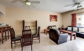 Apartamento superior, 2 quartos, sacada | Área de estar | TV de tela plana