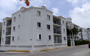 Front of property - Superior Apartment 2 BR & Balcony RDS (Playa del Carmen)