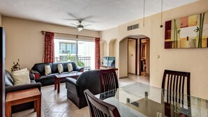 Appartement Supérieur, 2 chambres, balcon | Salle de séjour