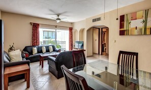 Departamento superior, 2 habitaciones, balcón | Sala de estar | Televisión de pantalla plana 