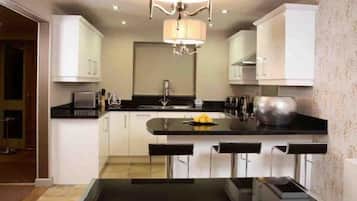 Cottage, 3 Bedrooms | Private kitchen | Full-sized fridge, microwave, oven, stovetop
