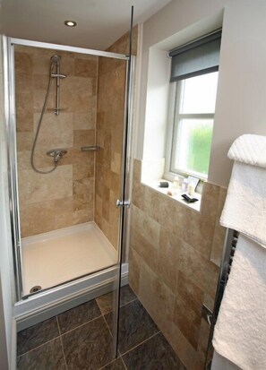 Chaumière, 3 chambres | Salle de bain | Ensemble baignoire-douche, articles de toilette (gratuits)