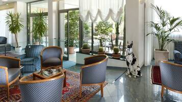 Coin salon dans le hall