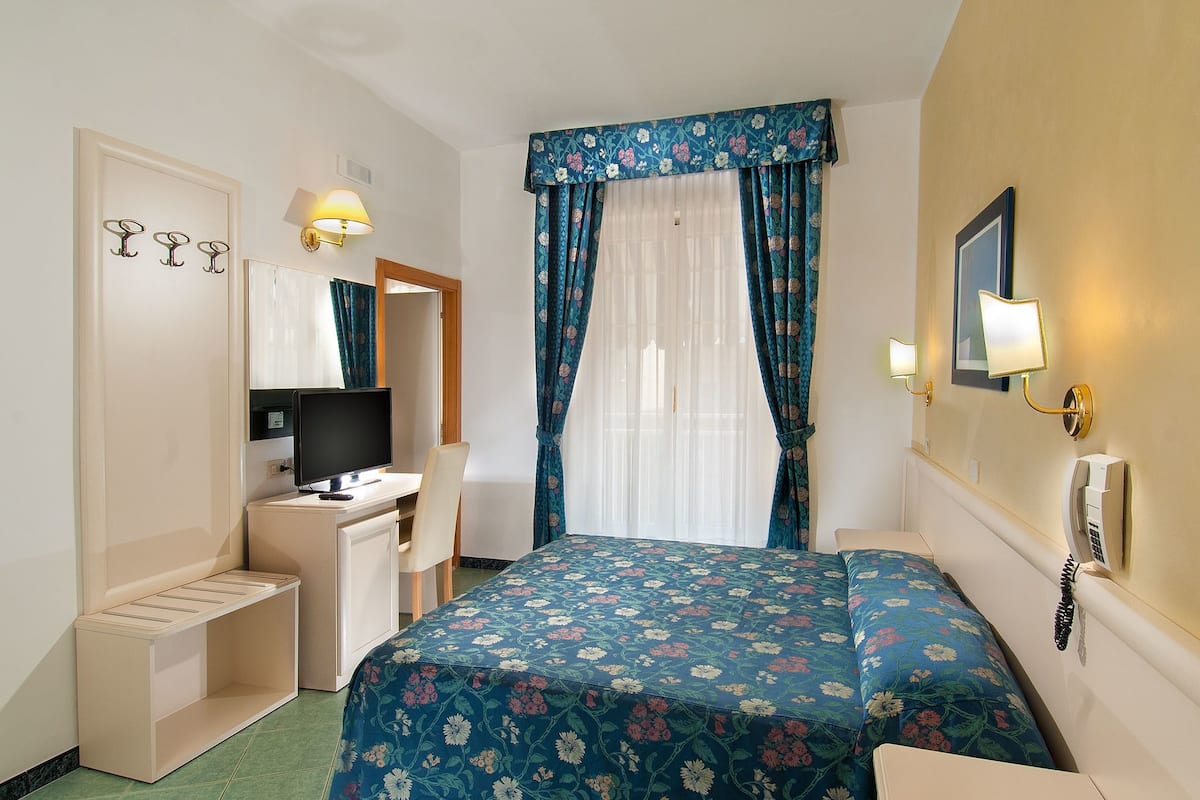 Camera con letto matrimoniale o 2 letti singoli | Minibar, una cassaforte in camera, una scrivania, tende oscuranti