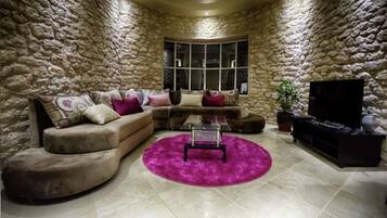 Biệt thự tiện nghi đơn giản, 4 phòng ngủ | Khu phòng khách | TV màn hình phẳng 50-inch có truyền hình vệ tinh, TV