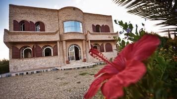 Comfort Villa, 4 Bedrooms | Terrace/patio